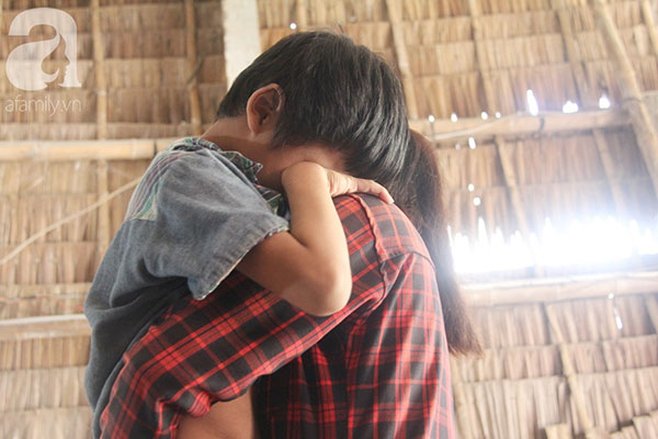 Bố bị chấn thương sọ não, con trai mù 6 tuổi gục đầu lên vai mẹ, ú ớ lấy lá dừa hốt cát để ăn