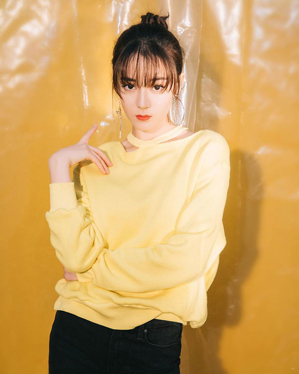 Để lại kiểu tóc 1 năm trước, Địch Lệ Nhiệt Ba lộ già nua, nhan sắc khác biệt thấy rõ?