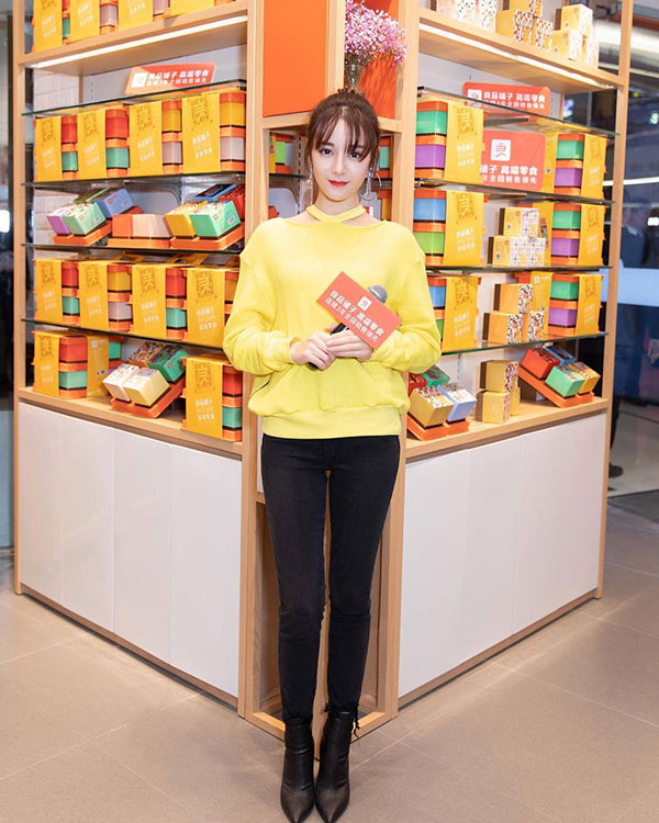 Để lại kiểu tóc 1 năm trước, Địch Lệ Nhiệt Ba lộ già nua, nhan sắc khác biệt thấy rõ?