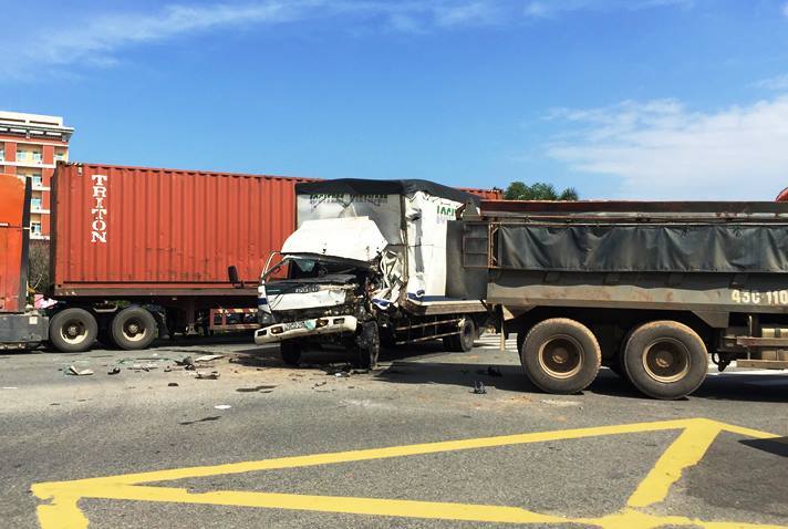 Đầu xe tải nát bét khi tông vào xe ben, tài xế nguy kịch