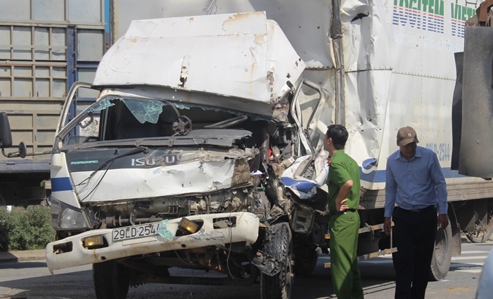 Đầu xe tải nát bét khi tông vào xe ben, tài xế nguy kịch