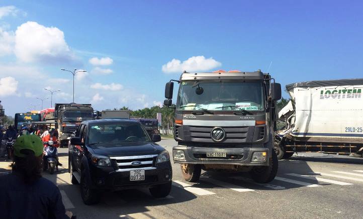 Đầu xe tải nát bét khi tông vào xe ben, tài xế nguy kịch