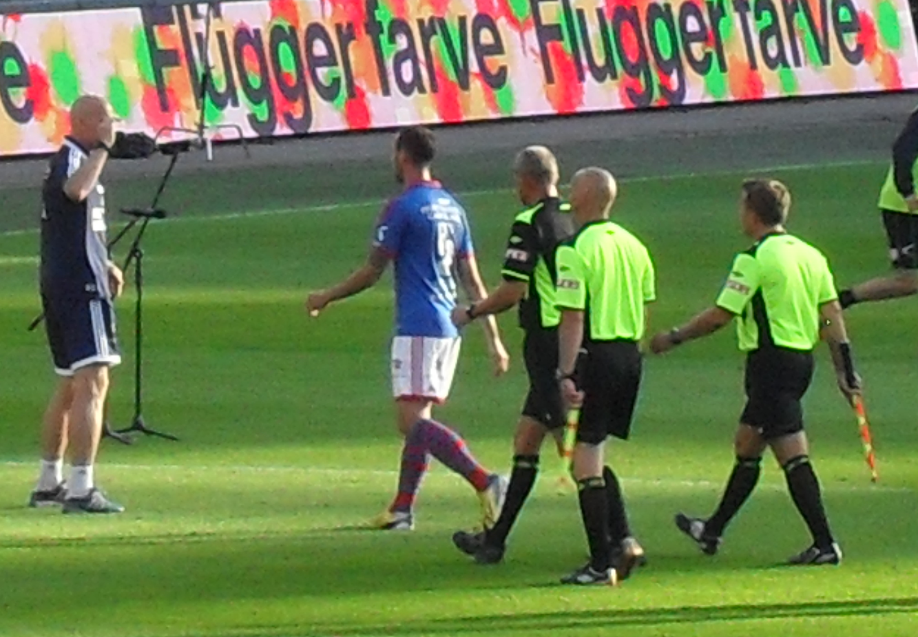 Cho trọng tài mặc áo xanh, AFC vô tình biến trọng tài trở thành cầu thủ thứ 12 của Nhật Bản?