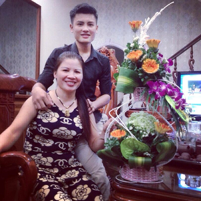 Anh trai Quang Hải có vẻ ngoài nam tính, làm thợ xăm ở Hà Nội