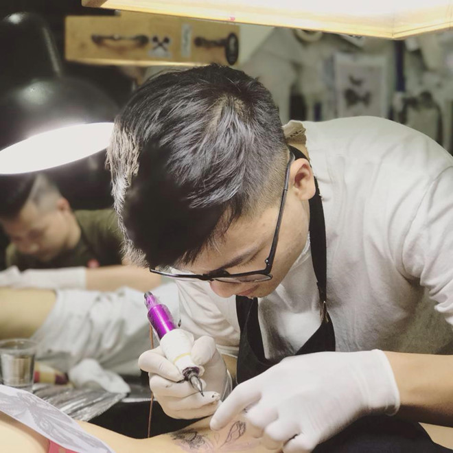 Anh trai Quang Hải có vẻ ngoài nam tính, làm thợ xăm ở Hà Nội