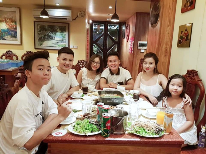 Anh trai Quang Hải có vẻ ngoài nam tính, làm thợ xăm ở Hà Nội