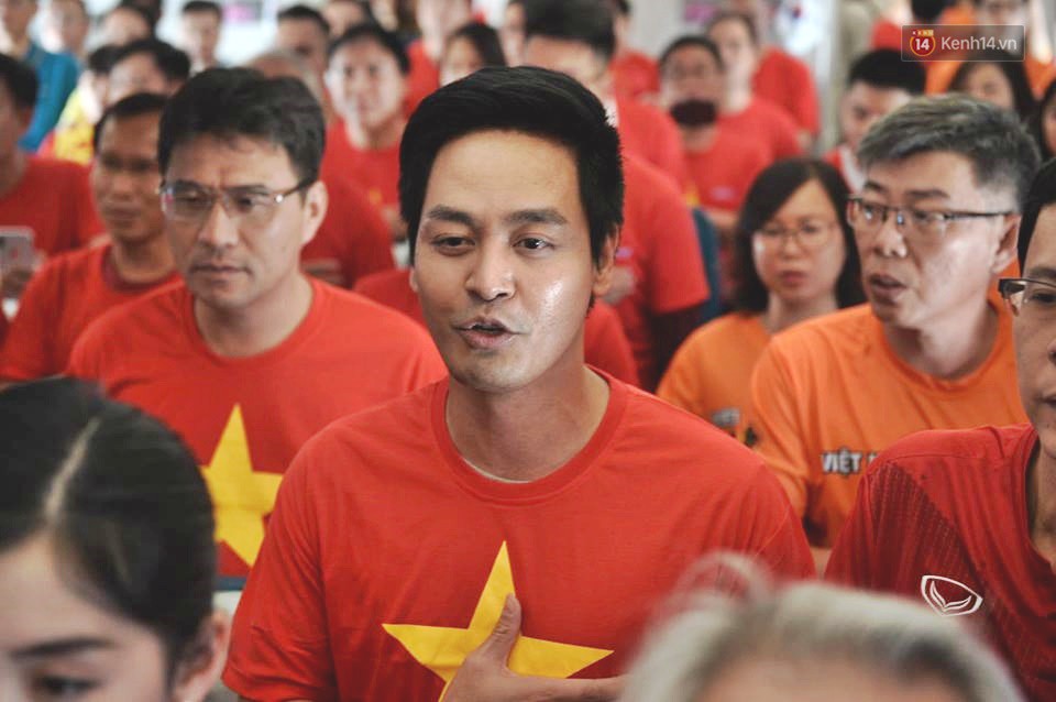 Clip: Hơn 300 CĐV hát Quốc ca trên độ cao hơn 10.000m, một lòng hướng về ĐT Việt Nam trong trận tứ kết Asian Cup 2019