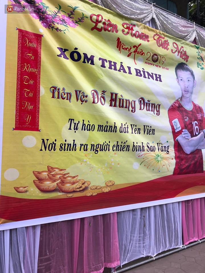 Gia đình tiền vệ Hùng Dũng dựng rạp, nấu cỗ để cổ vũ đội tuyển Việt Nam trước trận tứ kết