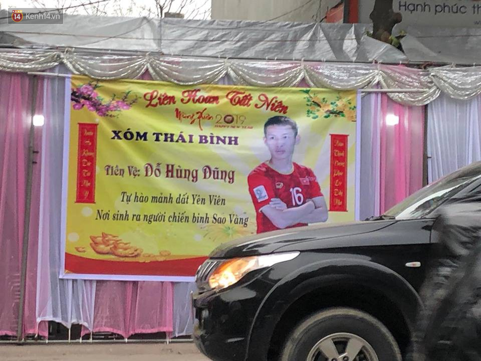 Gia đình tiền vệ Hùng Dũng dựng rạp, nấu cỗ để cổ vũ đội tuyển Việt Nam trước trận tứ kết