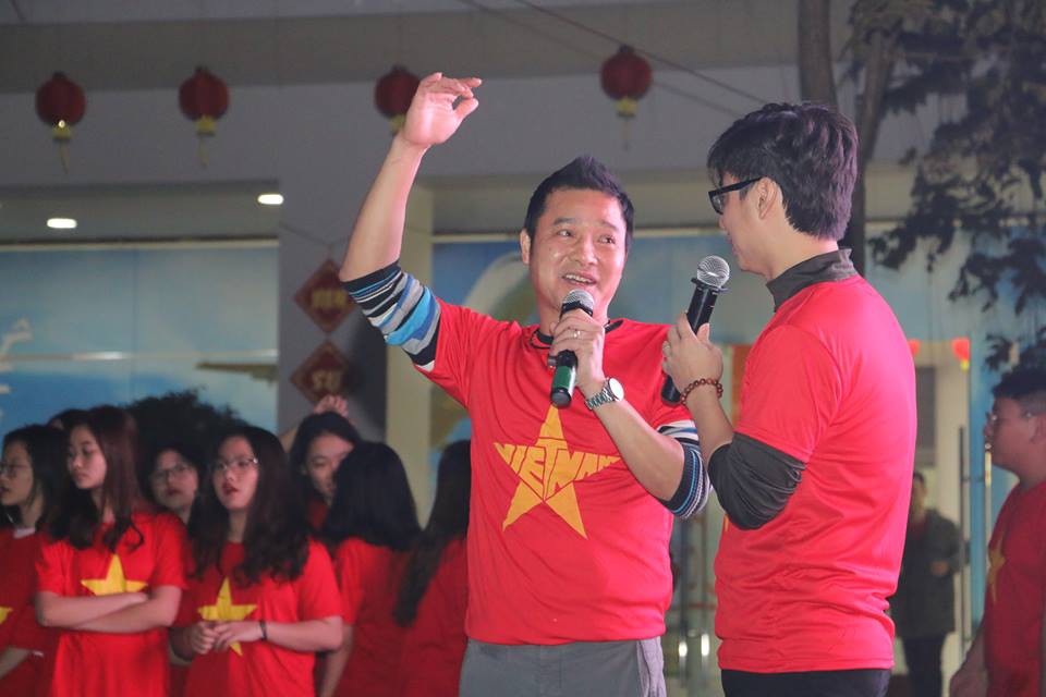 Tổ chức xem đá bóng, cả trường ngỡ ngàng phát hiện phụ huynh là cựu danh thủ lừng lẫy Việt Nam cũng có mặt