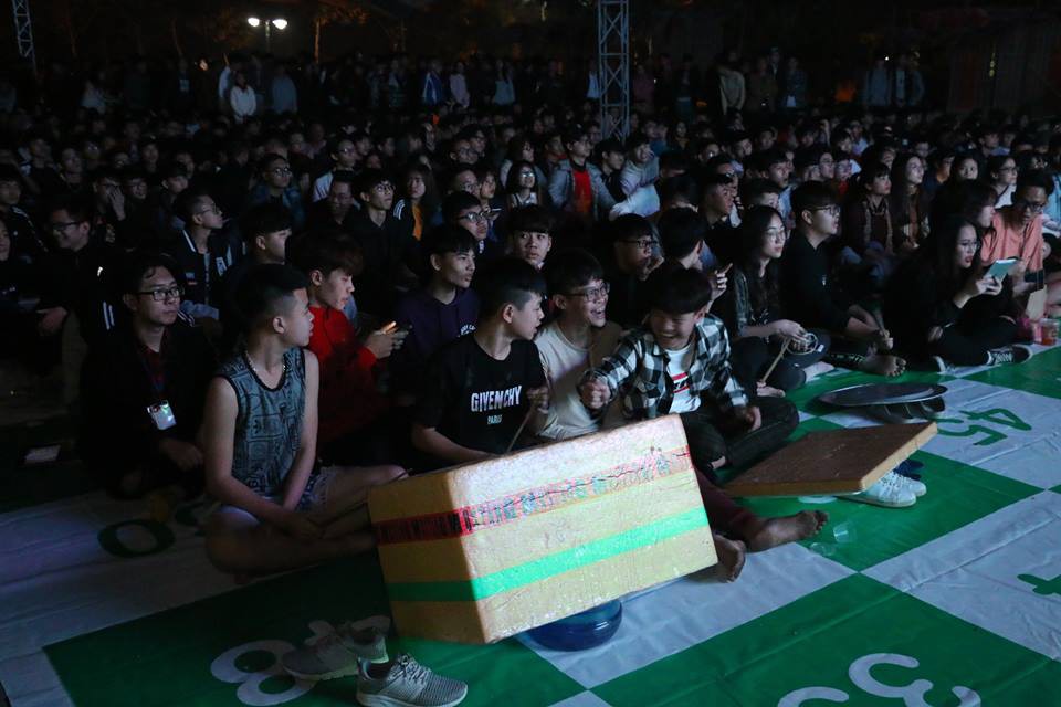 Tổ chức xem đá bóng, cả trường ngỡ ngàng phát hiện phụ huynh là cựu danh thủ lừng lẫy Việt Nam cũng có mặt