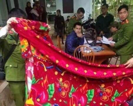 Vụ hai mẹ con hiệu phó tử vong bất thường ở Phú Thọ: Xác định được nghi phạm qua chiếc áo khoác đẫm máu ở hiện trường