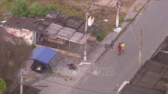 Đấu súng giữa cảnh sát và nhóm cướp làm 10 người bị thương vong