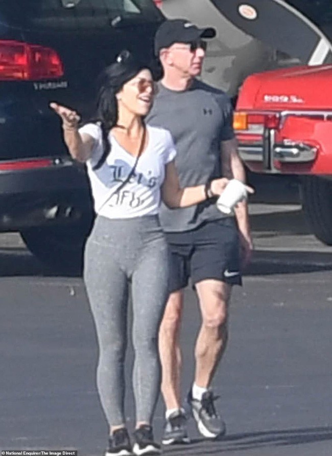 Người hâm mộ vỡ mộng trước những hình ảnh ngoại tình rõ như ban ngày của tỷ phú giúp vợ rửa bát với bồ nhí