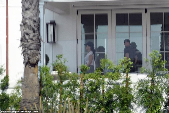 Người hâm mộ vỡ mộng trước những hình ảnh ngoại tình rõ như ban ngày của tỷ phú giúp vợ rửa bát với bồ nhí