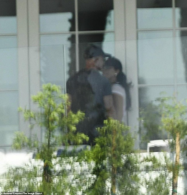 Người hâm mộ vỡ mộng trước những hình ảnh ngoại tình rõ như ban ngày của tỷ phú giúp vợ rửa bát với bồ nhí