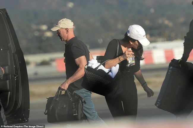 Người hâm mộ vỡ mộng trước những hình ảnh ngoại tình rõ như ban ngày của tỷ phú giúp vợ rửa bát với bồ nhí