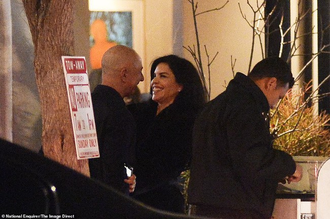 Người hâm mộ vỡ mộng trước những hình ảnh ngoại tình rõ như ban ngày của tỷ phú giúp vợ rửa bát với bồ nhí