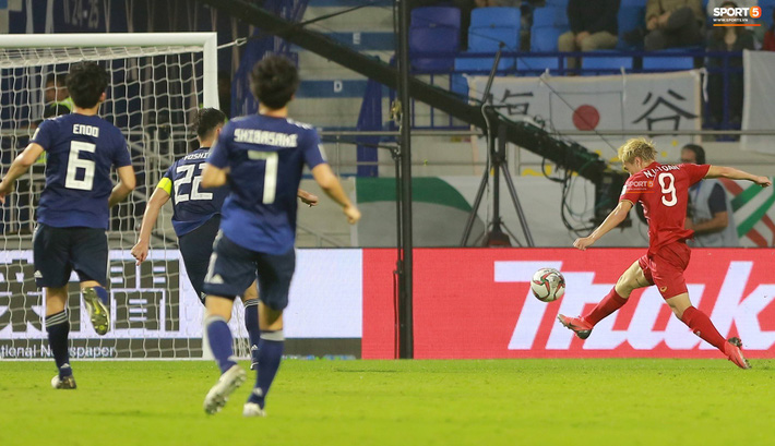 Văn Toàn đổ gục sau trận thua, ai nhìn hình ảnh này cũng muốn vào sân kéo cậu ấy đứng dậy