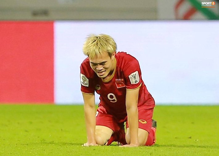 Văn Toàn đổ gục sau trận thua, ai nhìn hình ảnh này cũng muốn vào sân kéo cậu ấy đứng dậy