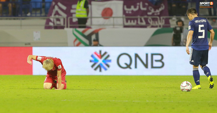 Văn Toàn đổ gục sau trận thua, ai nhìn hình ảnh này cũng muốn vào sân kéo cậu ấy đứng dậy