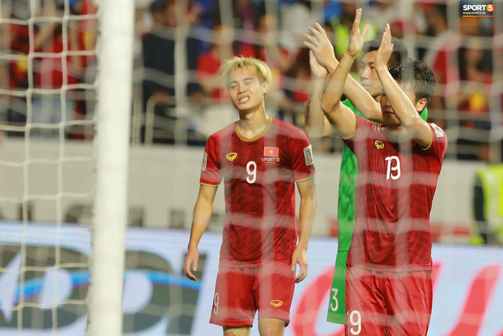 Văn Toàn đổ gục sau trận thua, ai nhìn hình ảnh này cũng muốn vào sân kéo cậu ấy đứng dậy