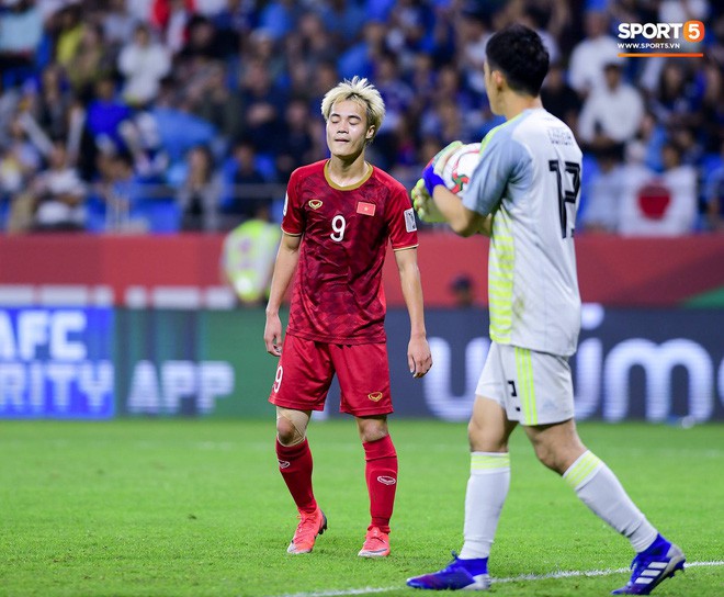 Văn Toàn đổ gục sau trận thua, ai nhìn hình ảnh này cũng muốn vào sân kéo cậu ấy đứng dậy