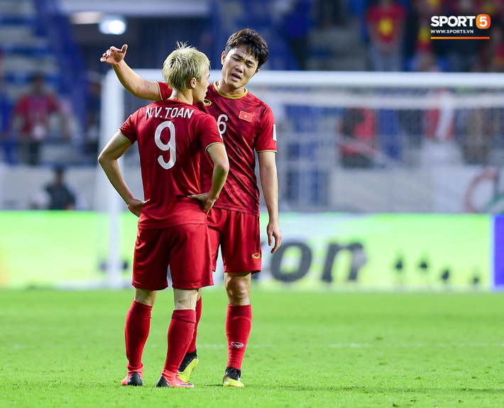 Văn Toàn đổ gục sau trận thua, ai nhìn hình ảnh này cũng muốn vào sân kéo cậu ấy đứng dậy