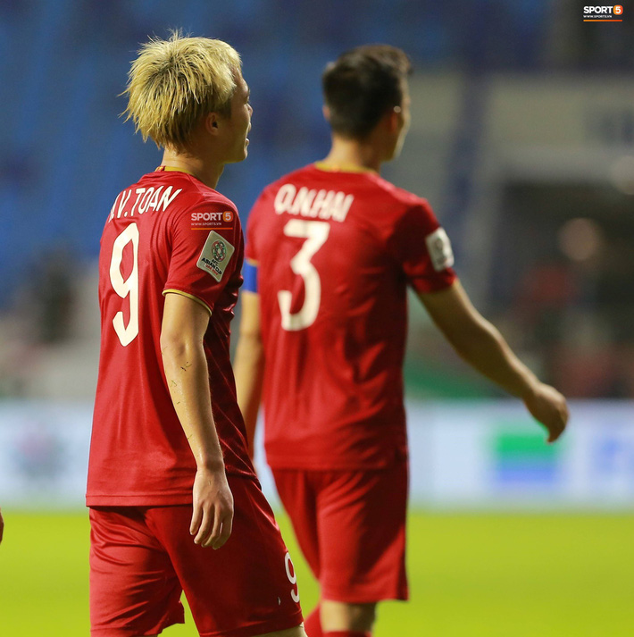 Văn Toàn đổ gục sau trận thua, ai nhìn hình ảnh này cũng muốn vào sân kéo cậu ấy đứng dậy