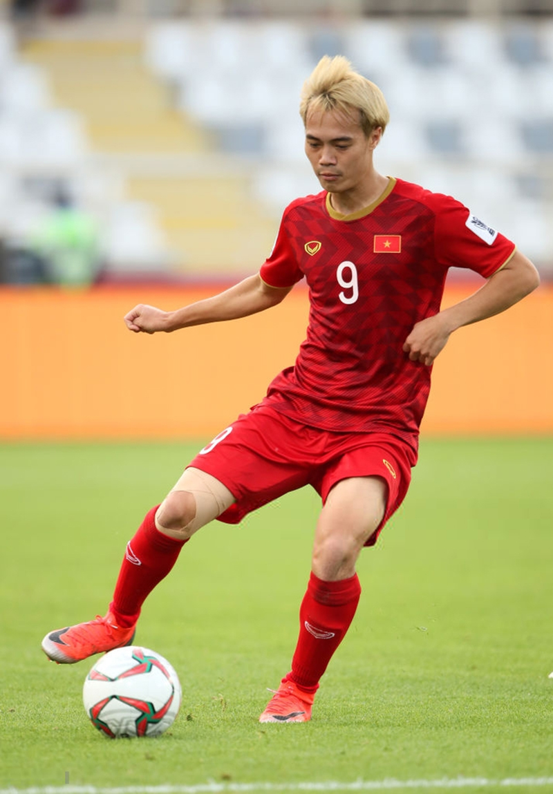 Văn Toàn đổ gục sau trận thua, ai nhìn hình ảnh này cũng muốn vào sân kéo cậu ấy đứng dậy