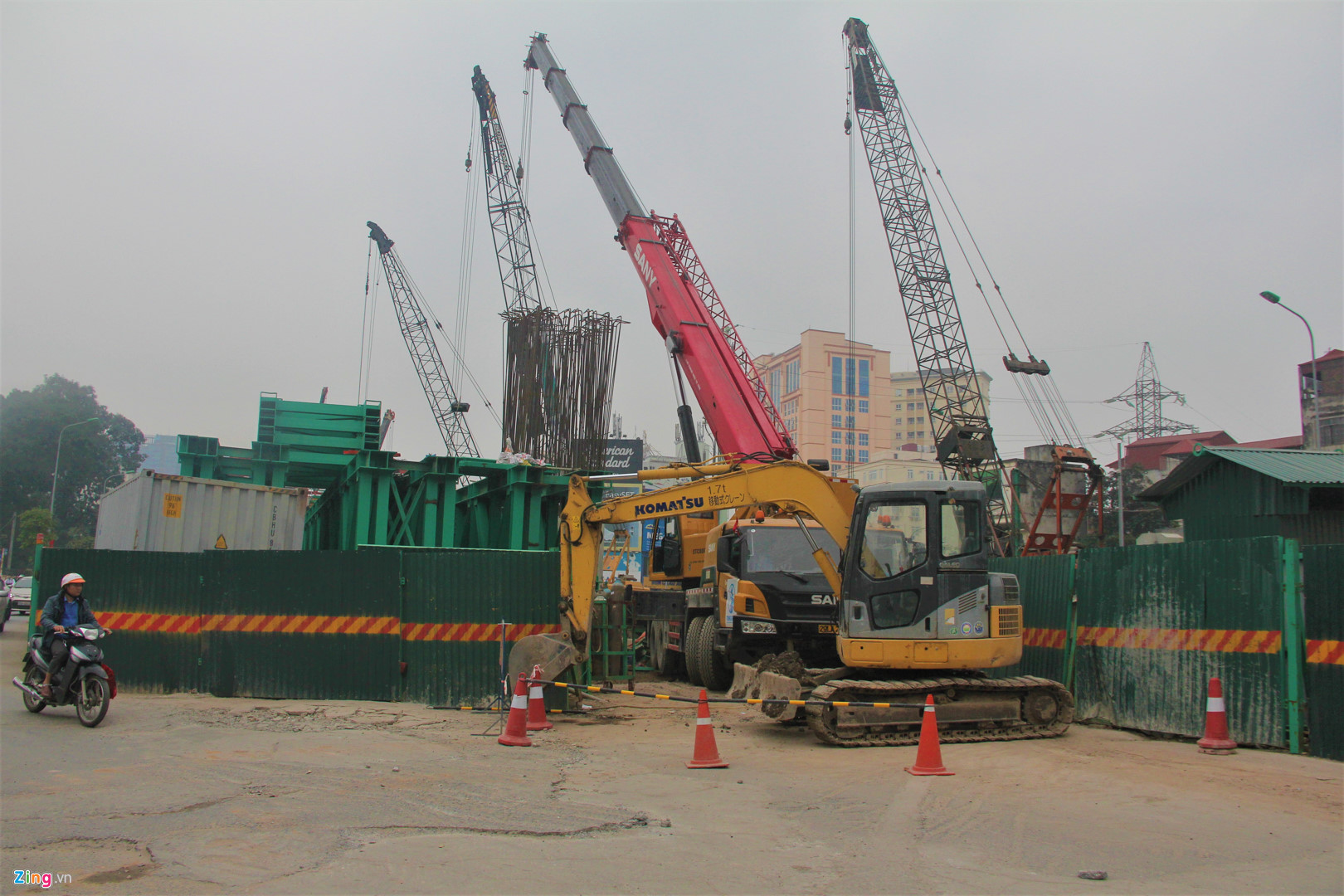 Video ảnh: Hàng rào, vật liệu xây dựng ngổn ngang giữa đường Hà Nội ngày giáp Tết