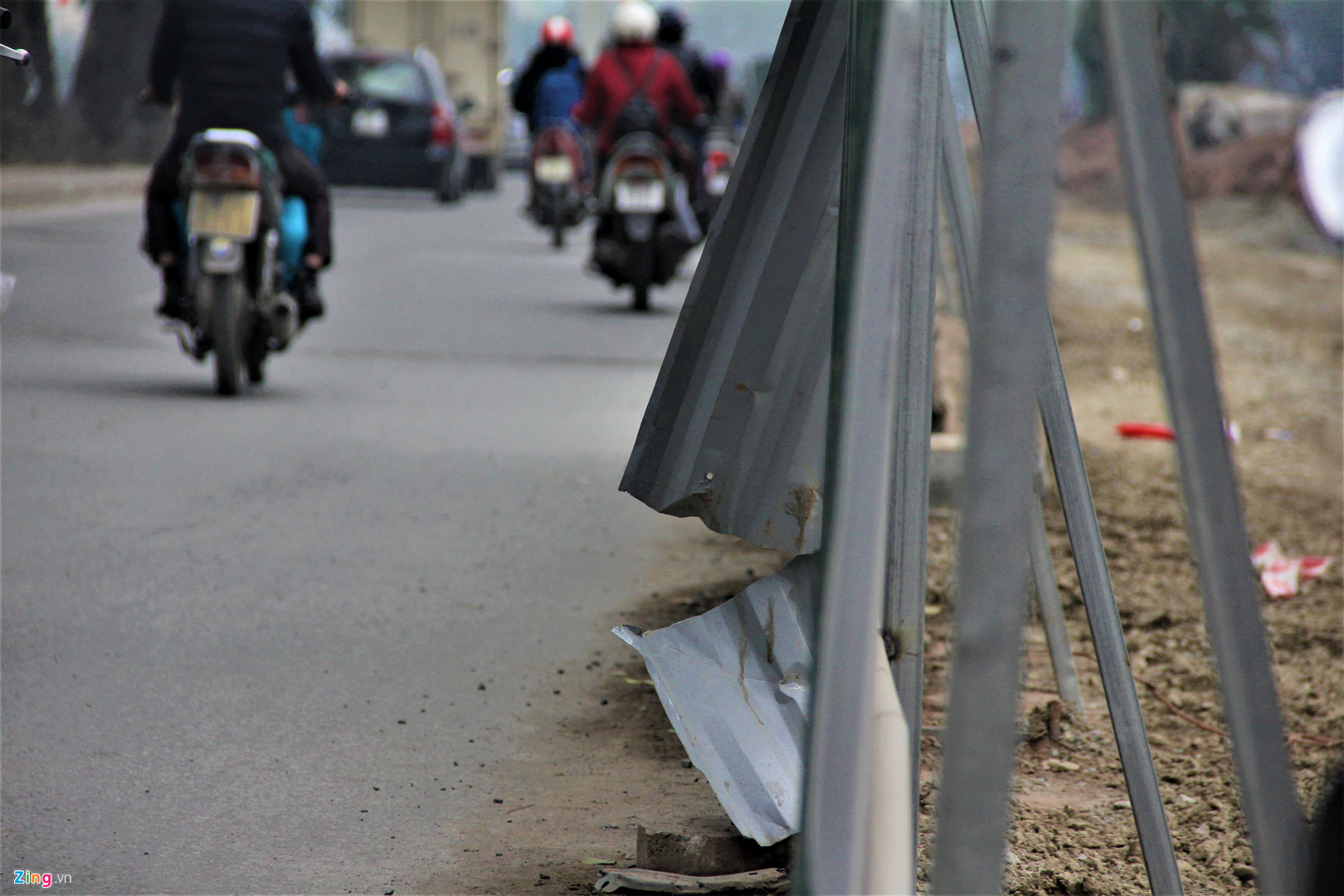 Video ảnh: Hàng rào, vật liệu xây dựng ngổn ngang giữa đường Hà Nội ngày giáp Tết