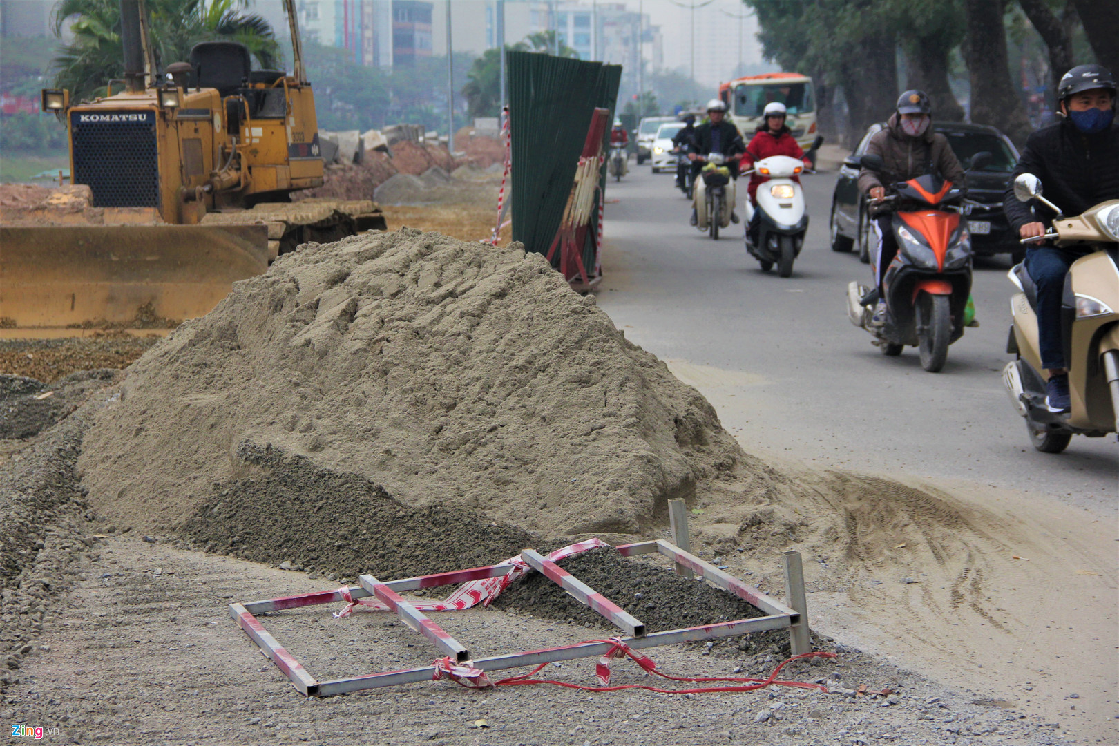 Video ảnh: Hàng rào, vật liệu xây dựng ngổn ngang giữa đường Hà Nội ngày giáp Tết