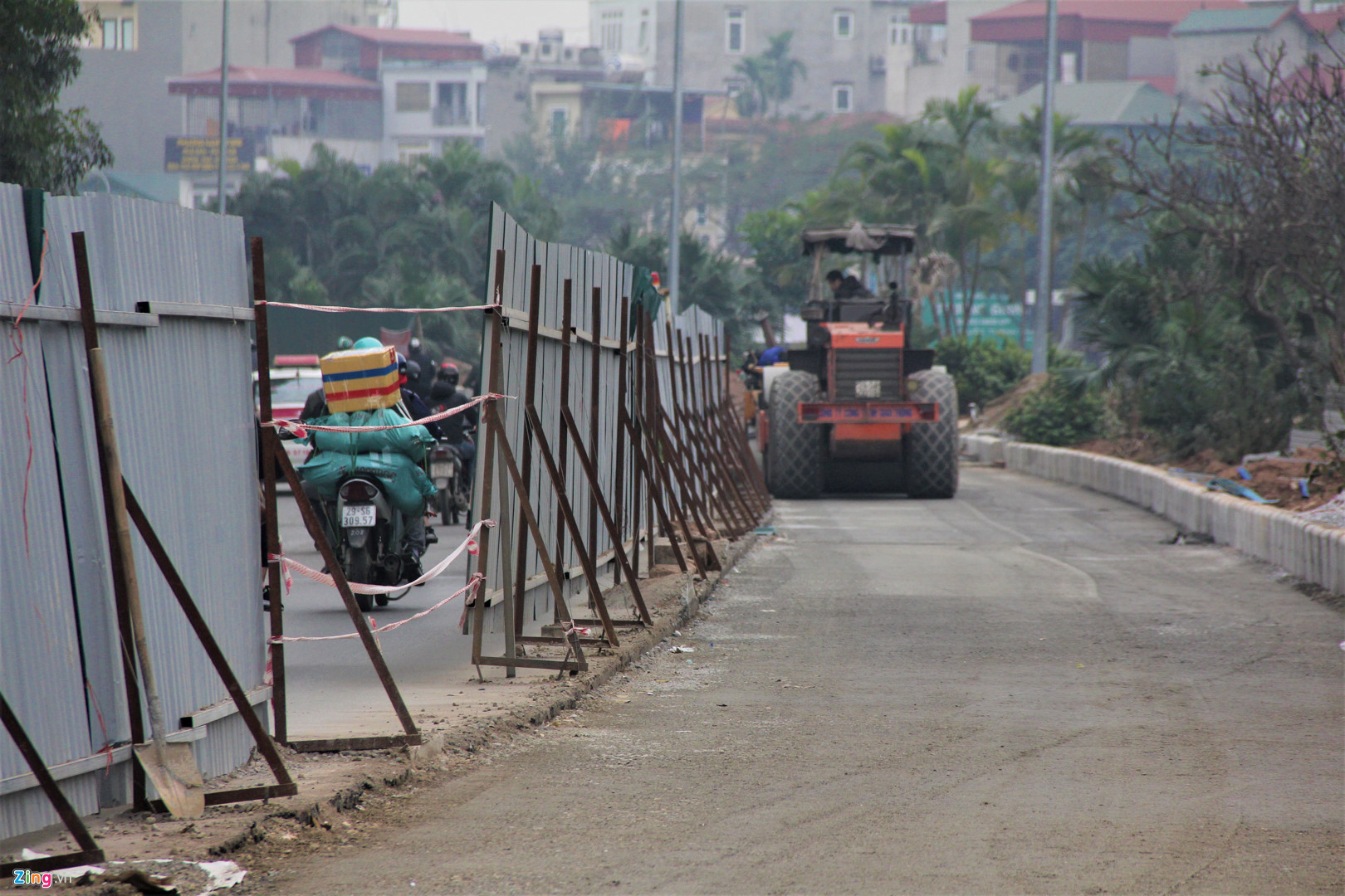 Video ảnh: Hàng rào, vật liệu xây dựng ngổn ngang giữa đường Hà Nội ngày giáp Tết