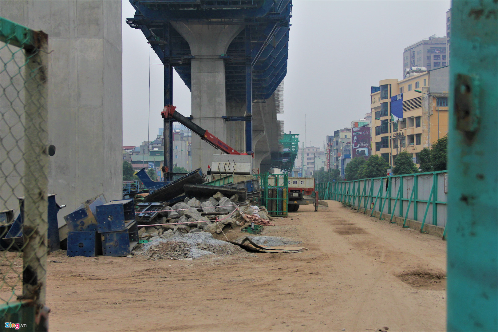 Video ảnh: Hàng rào, vật liệu xây dựng ngổn ngang giữa đường Hà Nội ngày giáp Tết