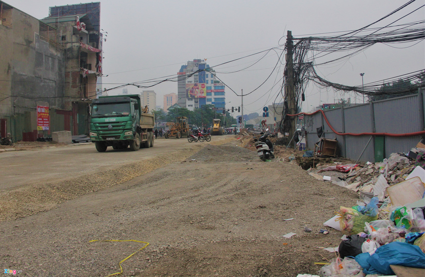 Video ảnh: Hàng rào, vật liệu xây dựng ngổn ngang giữa đường Hà Nội ngày giáp Tết