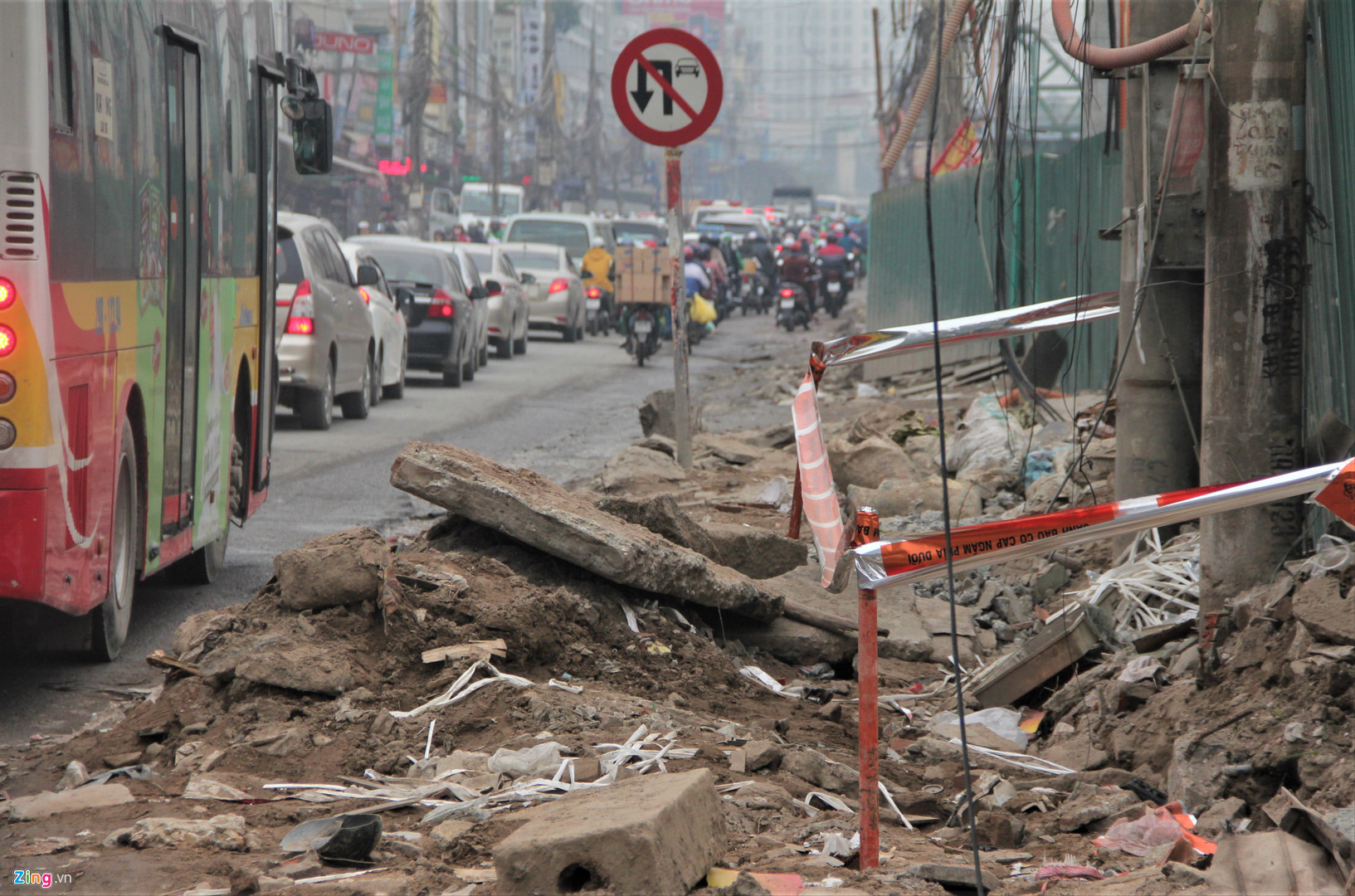 Video ảnh: Hàng rào, vật liệu xây dựng ngổn ngang giữa đường Hà Nội ngày giáp Tết