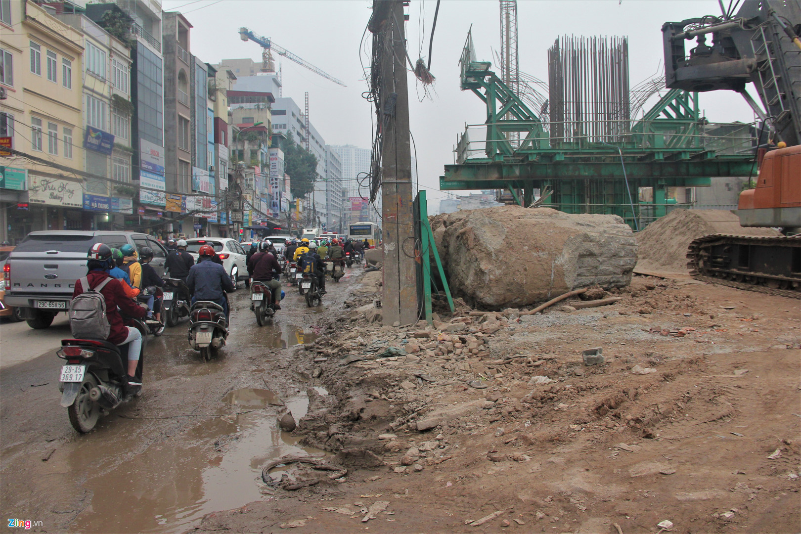 Video ảnh: Hàng rào, vật liệu xây dựng ngổn ngang giữa đường Hà Nội ngày giáp Tết