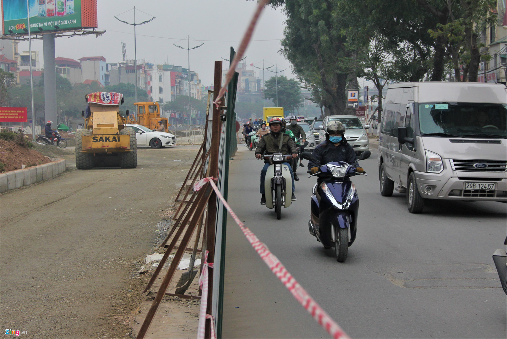 Video ảnh: Hàng rào, vật liệu xây dựng ngổn ngang giữa đường Hà Nội ngày giáp Tết