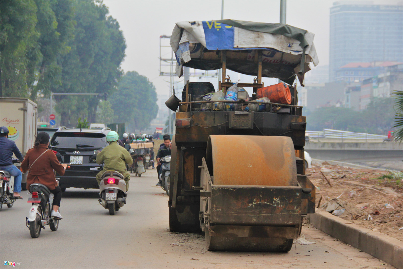 Video ảnh: Hàng rào, vật liệu xây dựng ngổn ngang giữa đường Hà Nội ngày giáp Tết