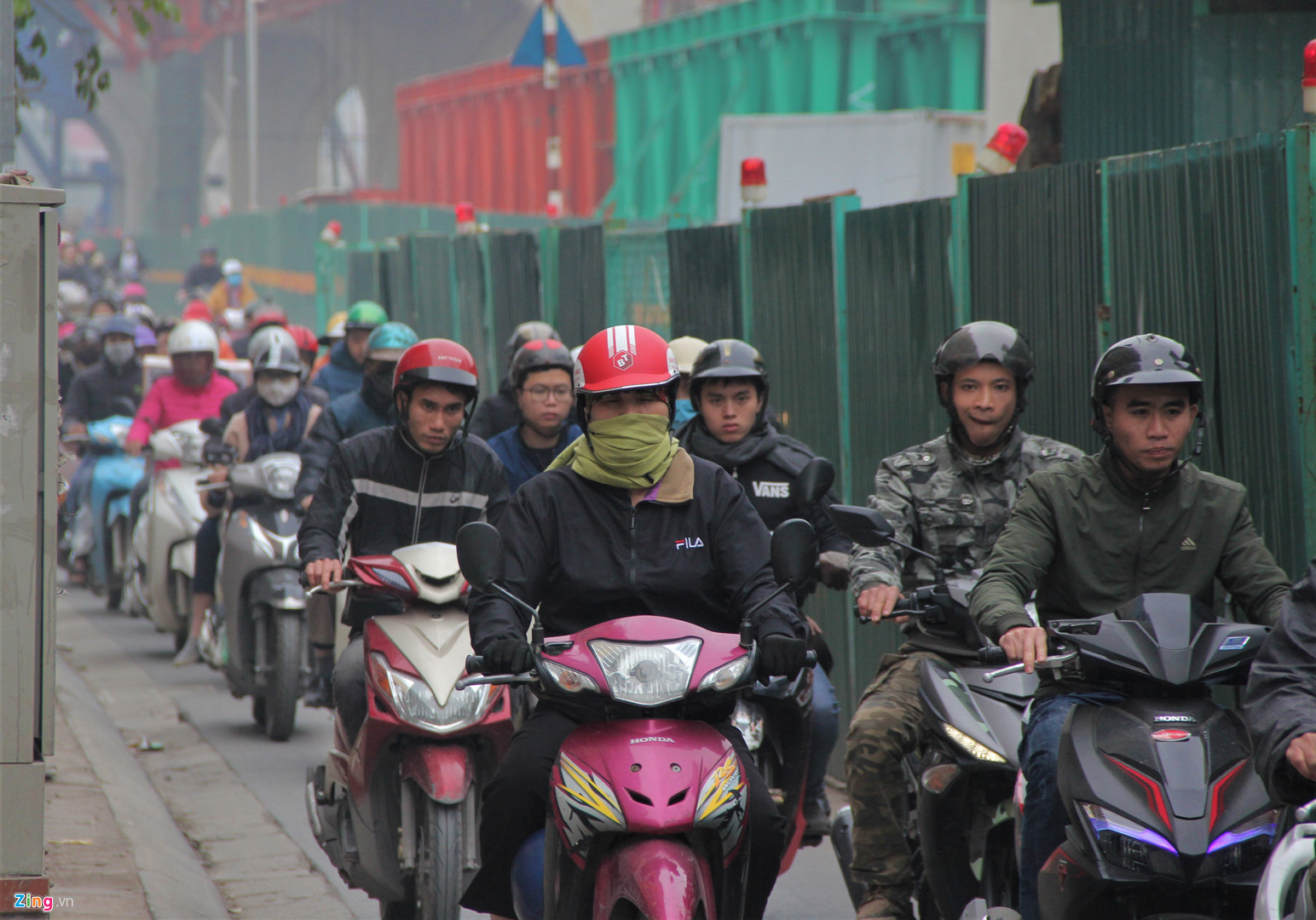 Video ảnh: Hàng rào, vật liệu xây dựng ngổn ngang giữa đường Hà Nội ngày giáp Tết