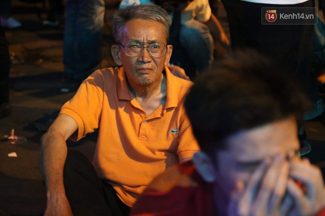 Video, ảnh: CĐV ôm mặt khóc như mưa khi tuyển Việt Nam phải dừng bước tại tứ kết Asian Cup 2019