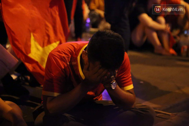 Video, ảnh: CĐV ôm mặt khóc như mưa khi tuyển Việt Nam phải dừng bước tại tứ kết Asian Cup 2019