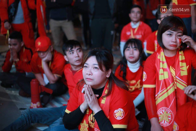 Video, ảnh: CĐV ôm mặt khóc như mưa khi tuyển Việt Nam phải dừng bước tại tứ kết Asian Cup 2019