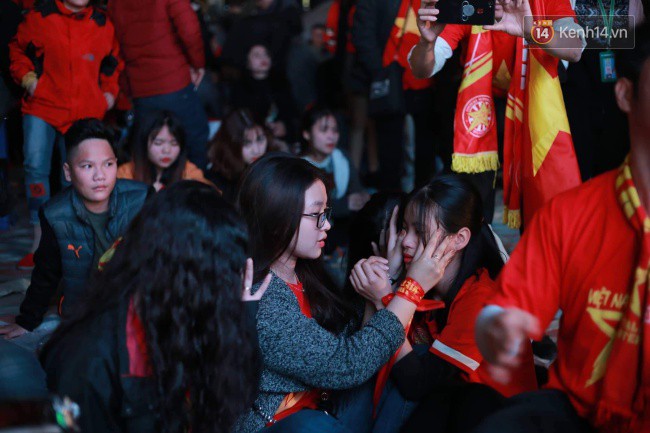 Video, ảnh: CĐV ôm mặt khóc như mưa khi tuyển Việt Nam phải dừng bước tại tứ kết Asian Cup 2019