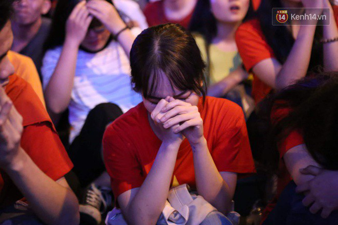 Video, ảnh: CĐV ôm mặt khóc như mưa khi tuyển Việt Nam phải dừng bước tại tứ kết Asian Cup 2019