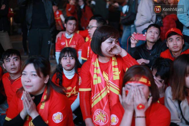 Video, ảnh: CĐV ôm mặt khóc như mưa khi tuyển Việt Nam phải dừng bước tại tứ kết Asian Cup 2019