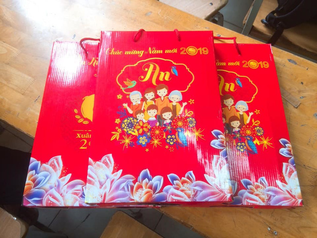 Những kiểu thưởng Tết kiểu Trời ơi!: người được 8 quyển vở ô ly, người lĩnh nguyên combo dầu ăn, bột giặt