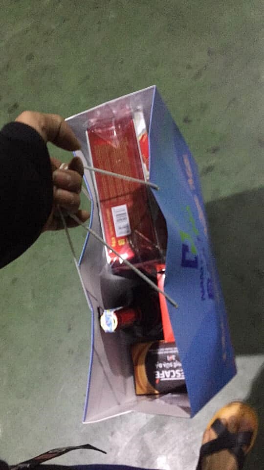 Những kiểu thưởng Tết kiểu Trời ơi!: người được 8 quyển vở ô ly, người lĩnh nguyên combo dầu ăn, bột giặt