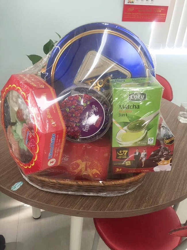 Những kiểu thưởng Tết kiểu Trời ơi!: người được 8 quyển vở ô ly, người lĩnh nguyên combo dầu ăn, bột giặt